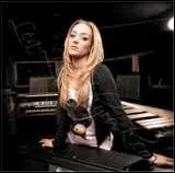 Qui est cette chanteuse qui a été découverte par Soprano ?