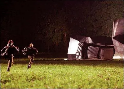 Par quoi se font traquer Cato, Katniss et Peeta ?