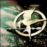 Qui donne  Katniss sa broche reprsentant un geai moqueur ?