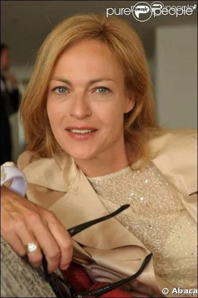 Je suis la femme de Thierry Lhermitte dans   Le dner de con .  