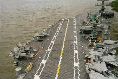 Au cours d'une mission dans le Pacifique, un porte-avions nuclaire amricain est pris dans une tempte lectromagntique !