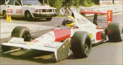 Qui est le constructeur de cette voiture  l'trange aileron avant ? (1990)