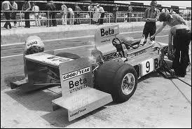 Qui est le constructeur de cette voiture  aileron arrire  bords plats ? (1975)