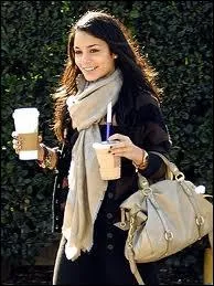 Avec qui est-elle amie ?