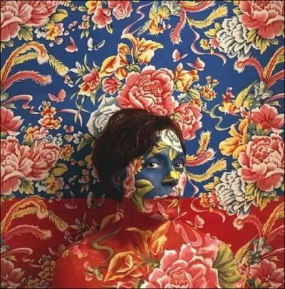 Regardez bien ses yeux, leur couleur inspira le groupe Indochine !