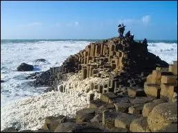 La ''Chaussée des Géants'' est un ensemble de roches basaltiques en forme de colonnes aux contours géométriques. Où se situe-t-elle ?