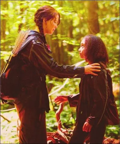 Katniss va bnficier du soutien de nombreuses personnes, dont les habitants des districts Onze et Douze, qui vont lui envoyer des cadeaux en parachute via les sponsors. Que ne reoit-elle pas ?