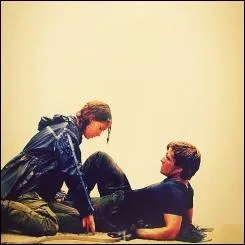 Combien de personnes reste-t-il quand le groupe arrive chez Tigris ?