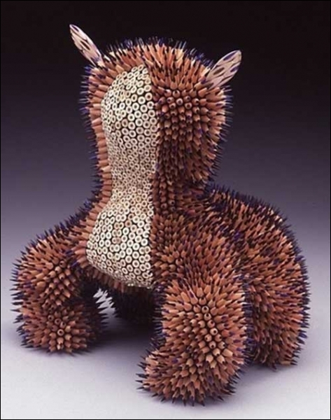 Cette sculpture d'un animal étrange a été réalisée uniquement avec quelle matière ?
