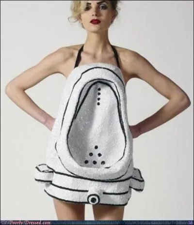 Vous ne rvez pas, c'est bien la robe - urinoir ! Elle s'inspire manifestement de l'artiste... ?