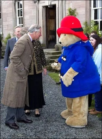 On oublie parfois ce qu'un futur monarque, ici le Prince Charles futur Roi d'Angleterre, est oblig de faire quand mme... Ici, il salue et discute avec... ?