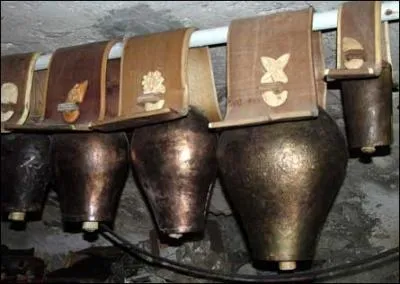 Divers : Quel nom porte la clochette attache au cou des bestiaux ou des btes de somme ?