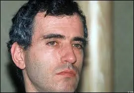 Qui a tu le banquier Edouard Stern, l'enfant terrible du capitalisme franais, de 4 balles, dont deux dans la tte alors qu'il portait une tenue en latex ?