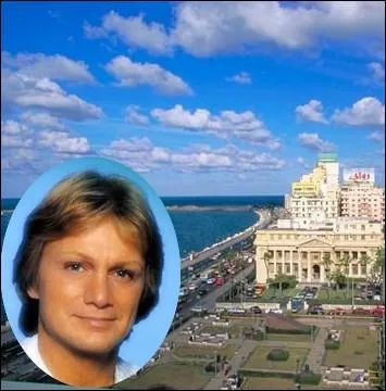 Voiles sur les filles / Et barques sur le Nil ... .