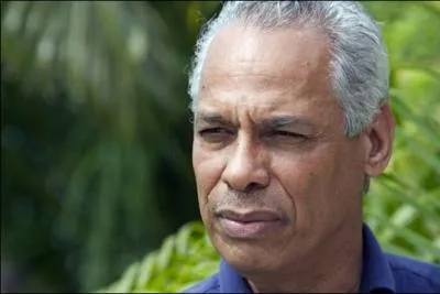 Il est ministre des outre-mer, voici Monsieur ... .