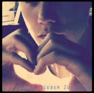 Avec quelle ancienne actrice de Disney Channel est-il en couple ?