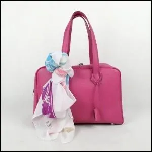 Quelle socit franaise, fonde en 1837, est-elle mondialement connue pour sa cration d'accessoires de mode souvent copis : sacs, foulards, montres... ?