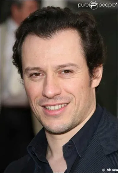 Dans quel cabaret parisien Enzo Manfredi travaille-t-il ?