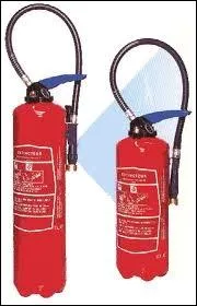 On distingue deux types d'appareils extincteurs :