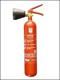 Pour un extincteur  CO2, il faut se maintenir  :