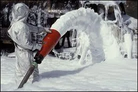 Les pompiers utilisent de la mousse de type...