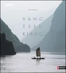 Yangzi Jiang... Yang-Tseu-Kiang... Yang-Ts&eacute;-Kiang ou m&ecirc;me Chang Jiang (Ce soir, je fais rel&acirc;che pour l'orthographe ! )... Tous ces termes d&eacute;signent le fleuve...