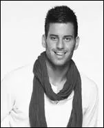 Qui a t dans la maison avec son jumeau ?