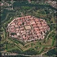 Ville alsacienne membre du rseau des sites majeurs de Vauban, elle est construite sur un plan octogonal, comme vous pouvez le voir sur l'image. Quel est le nom de cette ville ?
