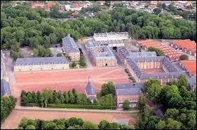 Cette citadelle du Pas-de-Calais a t construite de 1668  1672. Elle a t surnomme  La belle inutile  car elle n'a jamais t attaque. Il s'agit de ...