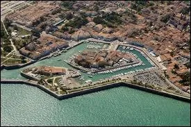 Cette commune de Poitou-Charentes a t fortifie par Vauban  la suite du sige de La Rochelle pour protger les ville de La Rochelle et de Rochefort des invasion anglaises. Son nom est ...