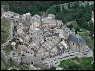 Les principales fortifications de cette villes sont son enceinte, les Forts des Salettes, des Trois Ttes et du Randouillet ou encore le Pont d'Asfeld. Il s'agit de la ville de ...