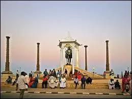 Mon 1er est un vampire nécrophage 
Mon 2e possède des animaux 
Mon 3e insulta l'armée française 
Mon 4e équivaut à la première note de musique 
Mon tout est une ville d'Inde.