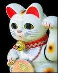Le maneki neko est un symbole shintoiste : il apporte la chance. La lgende dit qu'un noble en chemin vit un chat lui faire signe...