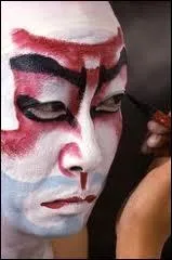 Au Japon le thtre N (ou samoura) parle de la mort, tandis que le thtre kabuki, celui des riches marchands, est joyeux. Il existe une tradition pour les grands acteurs de kabuki, laquelle ?