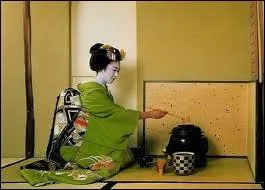 Importe de Chine par les moines, la crmonie du th est d'abord masculine. Elle se fminise  l're Meiji. C'est l'art du chado ou chanoyu, c'est  dire ?