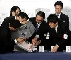 Le travail, dans la socit japonaise, n'est pas organis  l'occidentale, il n'y a quasiment pas de bureau ferm, pas de vacances, et, parmi les signes distinctifs de hirarchie, que trouve-t-on ?