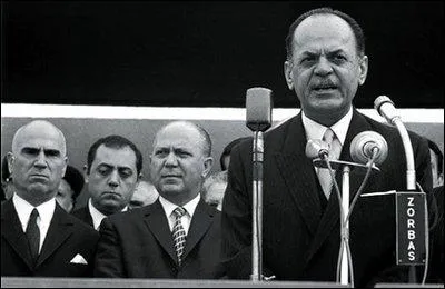 La dictature des colonels est le nom donn au pouvoir politique en Grce qui provoqua l'exil du roi Constantin II. Lors de cette dictature Gergios Papadpoulos devint Premier ministre.