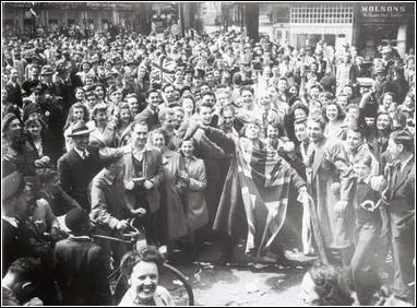 La grande majorit des pays dvelopps connaissent prs de trente annes de forte croissance conomique lors des Trente Glorieuses. Quelles sont les dates de dbut et de fin de cette priode ?