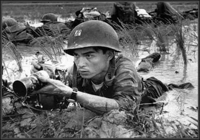 Au cours de la guerre du Vietnam, la Rpublique dmocratique du Vietnam s'oppose au Front national pour la libration du Vietnam, front soutenu par l'arme des tats-Unis.