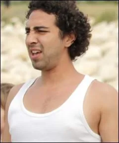 Comment s'appelle le moniteur de la colo qui est tomb d'une chelle ?