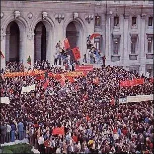 Dans quel pays, a commenc le 26 avril   la rvolution des Oeillets   ?