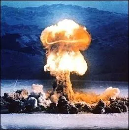 Quel pays, en faisant exploser sa 1re arme nuclaire le 18 mai 1974, devient la sixime nation mondiale a possder la bombe atomique ?