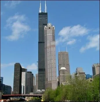 Acheve en 1974, la Willis Tower (Sears tower) avec ses 442 mtres tait  cette poque la tour la plus haute du monde. Dans quelle ville des Etats-Unis fut-elle rige ?