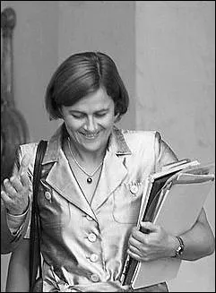 Elle a t Ministre de l'Amnagement du territoire et de l'Environnement, voici ... .