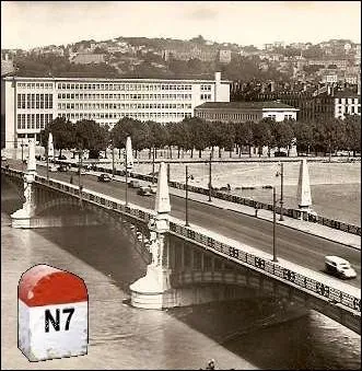 Puis le Rhne tait franchi par le pont Gallini  ... .