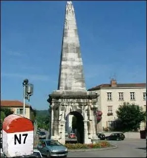 Quelle ville traverse par la nationale 7, possde cet unique vestige d'un cirque romain : une pyramide haute de 25 mtres ?