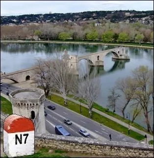 Passage dans la ville  l'incontournable mais infranchissable pont Saint-Bnzet ... .