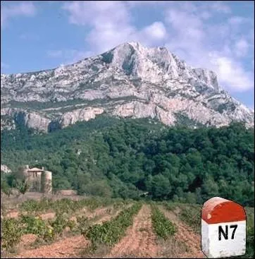 Quelques kilomtres plus loin, un panorama magnifique avec cette montagne chre au peintre Paul Czanne ... .