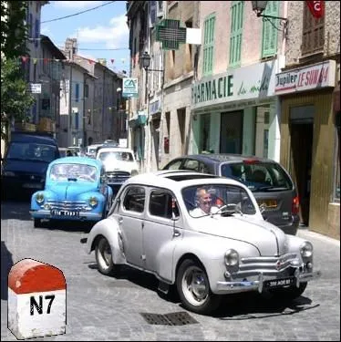 Dans cette commune maintenant paisible du Var, la Nationale ne faisait pas plus de quatre mtres de large, consquence de nombreux bouchons ... .