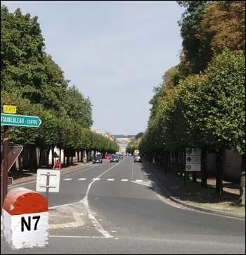 Quelle ville de Seine-et-Marne, clbre pour son chteau royal tait traverse au sortir de Paris ?